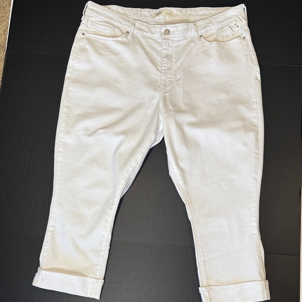 Levi's White Mid Rise Capri